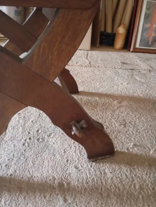 Sillas de madera con asiento de cuero