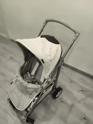 Silla ligera Bebecar Spot de color gris y blanco