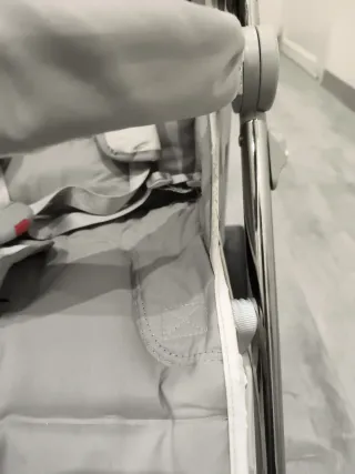 Silla ligera Bebecar Spot de color gris y blanco