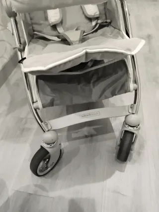 Silla ligera Bebecar Spot de color gris y blanco