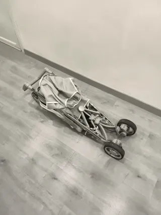 Silla ligera Bebecar Spot de color gris y blanco