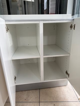 Escaparates con almacenaje para comercio, madera