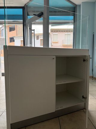 Escaparates con almacenaje para comercio, madera