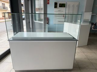 Escaparates con almacenaje para comercio, madera