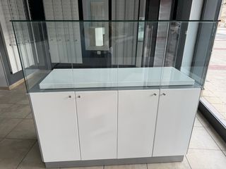 Escaparates con almacenaje para comercio, madera