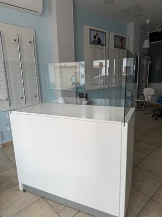 Escaparates con almacenaje para comercio, madera