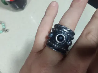 Anillo plateado con piedra negra