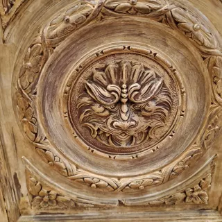 Mueble de entrada con mármol y madera