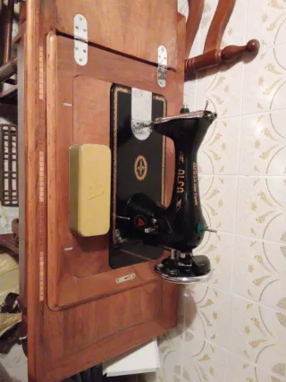 Máquina de coser Alfa antigua