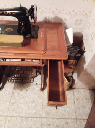 Máquina de coser Alfa antigua