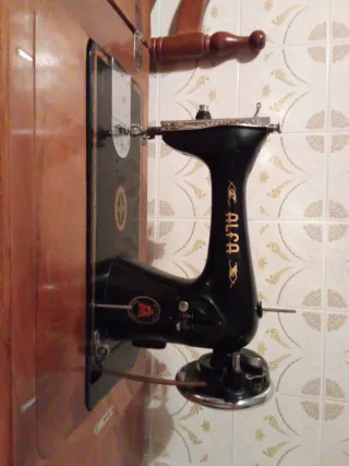 Máquina de coser Alfa antigua