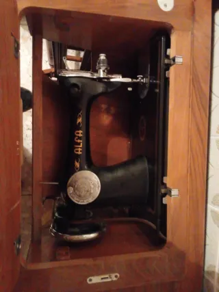 Máquina de coser Alfa antigua