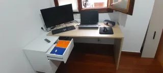 Escritorio de madera y cajonera blanca