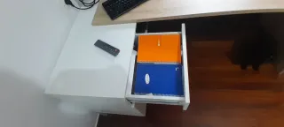 Escritorio de madera y cajonera blanca