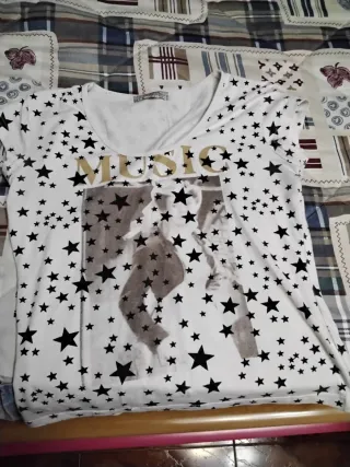 Camiseta blanca con estrellas negras