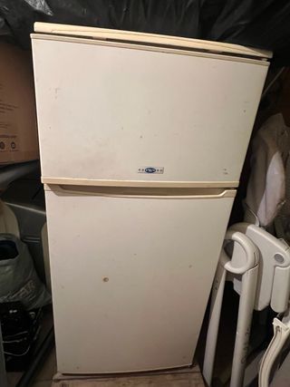 Nevera antigua blanca