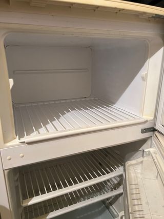 Nevera antigua blanca
