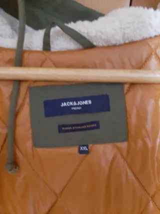 Abrigo verde oliva con capucha