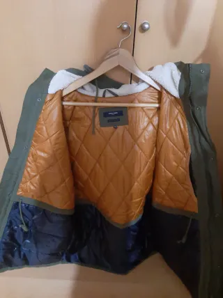 Abrigo verde oliva con capucha