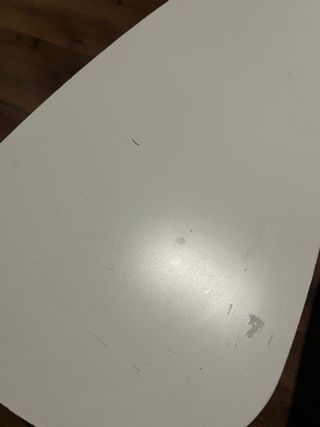 Mesas auxiliares blancas y madera