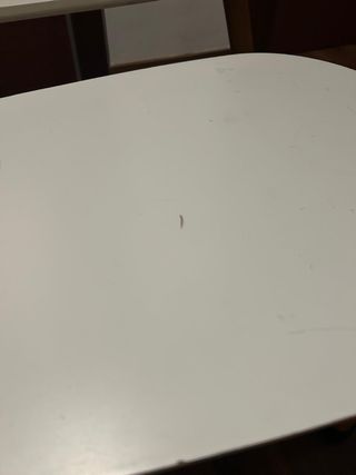 Mesas auxiliares blancas y madera