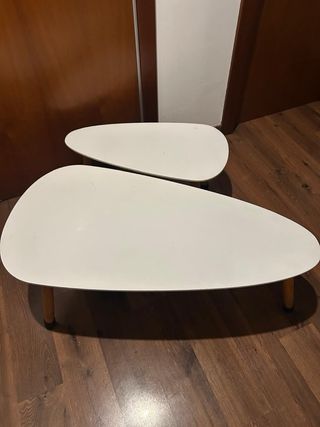 Mesas auxiliares blancas y madera