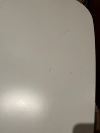 Mesas auxiliares blancas y madera