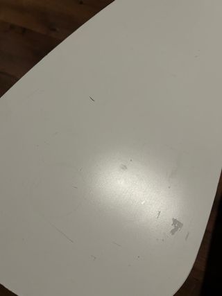 Mesas auxiliares blancas y madera