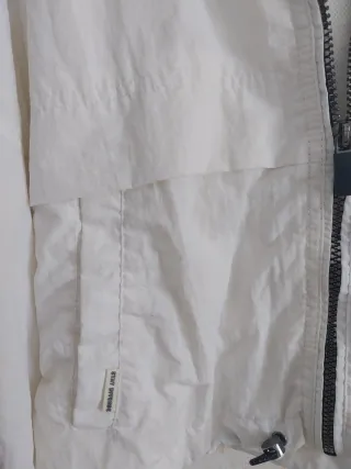 Chaqueta Blanca con Capucha