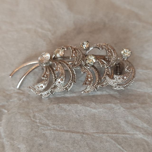 Broche plateado con cristales