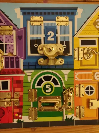 Juguete educativo de cerraduras y llaves