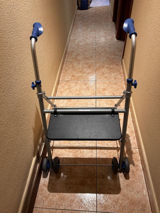 Andador con ruedas y asiento
