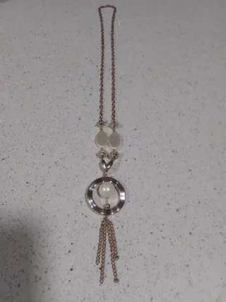 Collar largo dorado con perlas y aro