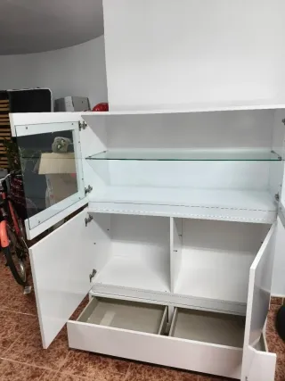 Mueble de salón blanco y cristal