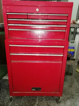 Armario de herramientas rojo