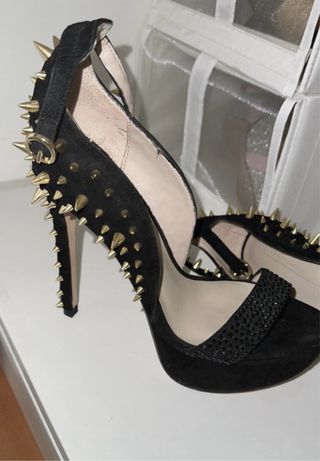 Sandalias de tacón con tachuelas doradas SIN USO!!