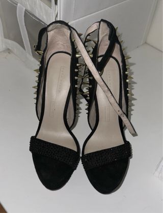 Sandalias de tacón con tachuelas doradas SIN USO!!