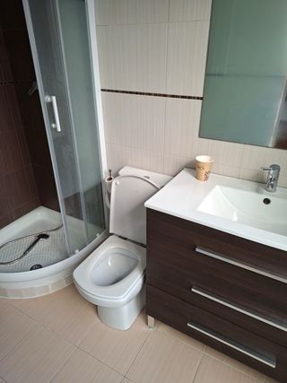Se alquila habitacion moderna con baño ensuite.