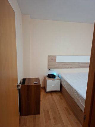 Se alquila habitacion moderna con baño ensuite.