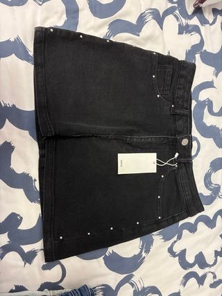 Falda negra Mango con tachuelas