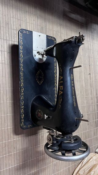 Máquina de coser antigua ALFA