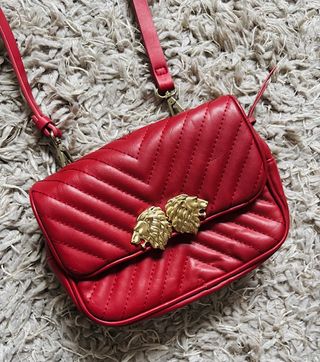 Bolso riñonera Zara rojo con leones dorados
