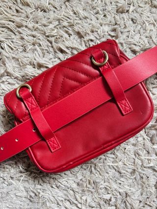 Bolso riñonera Zara rojo con leones dorados