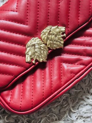 Bolso riñonera Zara rojo con leones dorados