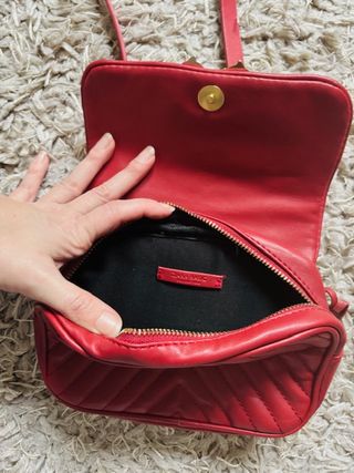 Bolso riñonera Zara rojo con leones dorados