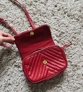 Bolso riñonera Zara rojo con leones dorados