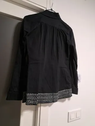Camisa negra bordada talla M