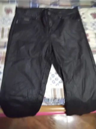 Pantalón de cuero negro