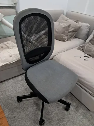 Cadeira de escritório em tecido e metal