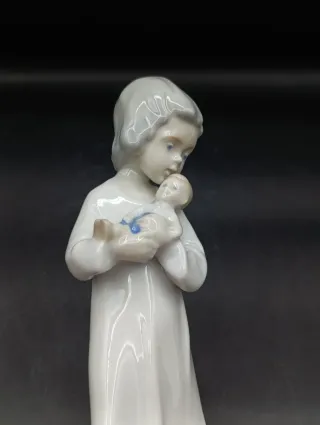 Figura Porcelana Niña con Bebé